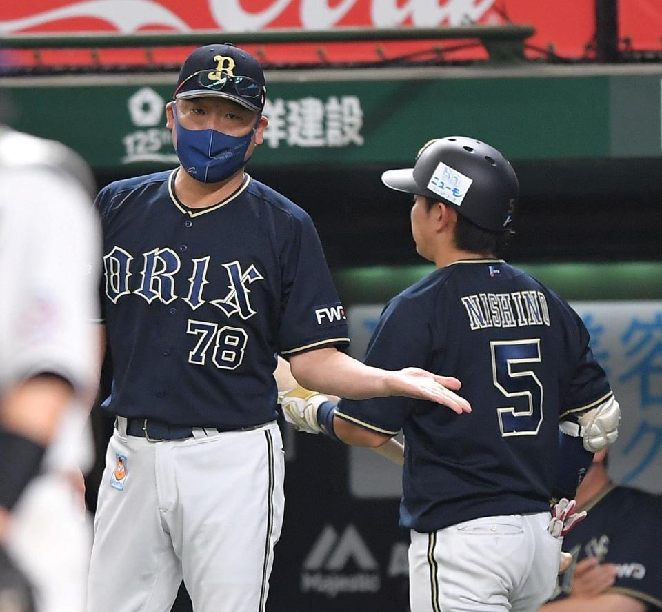 　９回、西野（右）に代打・ジョーンズを送る中嶋監督（撮影・伊藤笙子）