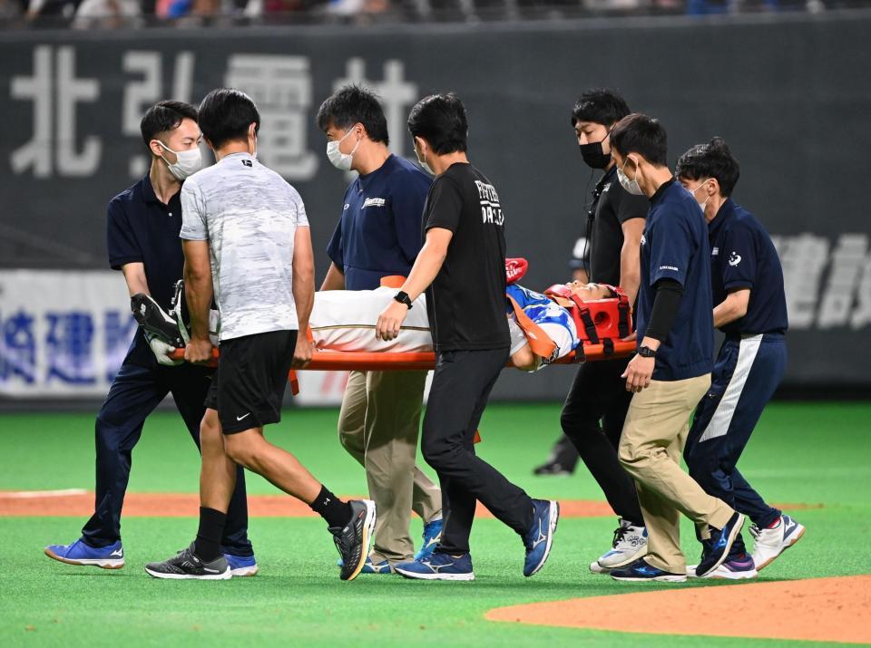 　３回、柳田の打球を処理する際に負傷した近藤は担架で運ばれる