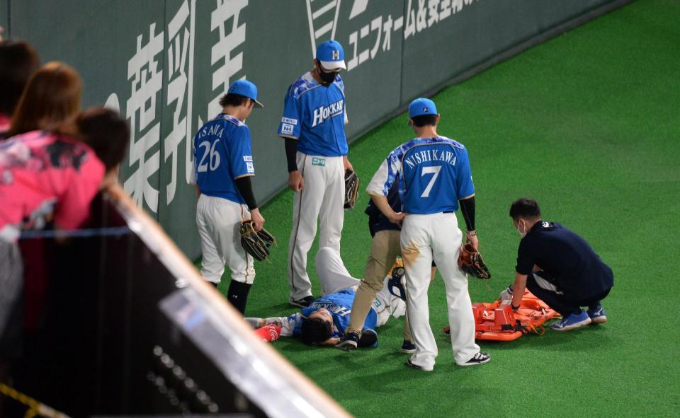 日本ハム 近藤が担架で運ばれる 後頭部付近を強打 野球 デイリースポーツ Online