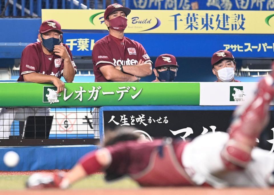 ７回、高部のフライを捕り損ねる炭谷（手前）を厳しい表情で見つめる石井監督（右奥）ら（撮影・高石航平）