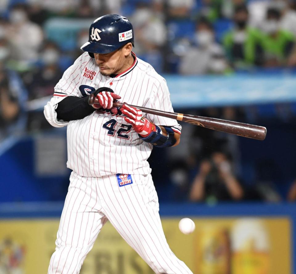 　６回、死球を受ける坂口（撮影・棚橋慶太）