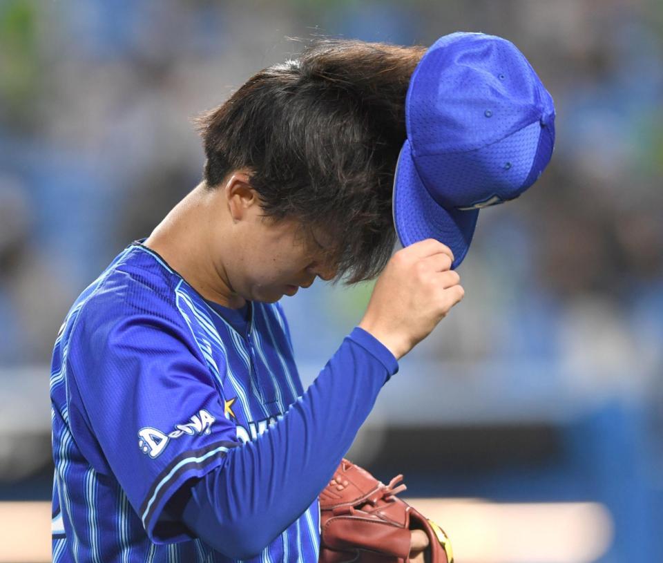 初回に４点を失い、うつむく京山（撮影・棚橋慶太）