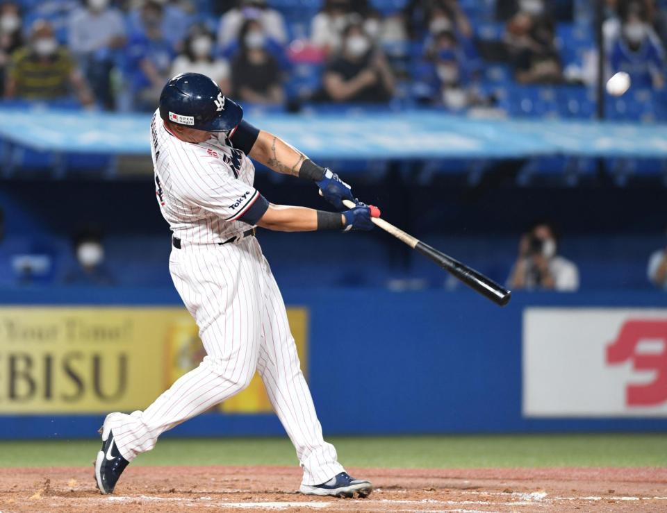 　８回、２ランを放つオスナ（撮影・棚橋慶太）