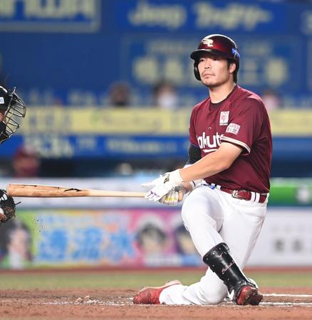 ６回、空振り三振に倒れる楽天・島内＝ＺＯＺＯマリンスタジアム（撮影・高石航平）