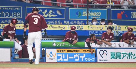 ８回、楽天・浅村（３）が併殺に倒れ沈む楽天ベンチ＝ＺＯＺＯマリンスタジアム（撮影・高石航平）