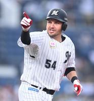 　３回、２ランを放ちベンチを指さすロッテ・レアード＝ＺＯＺＯマリンスタジアム（撮影・高石航平）