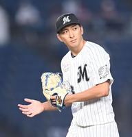 ５回、楽天・山崎を併殺に打ち取り手を叩くロッテ・河村＝ＺＯＺＯマリンスタジアム（撮影・高石航平）