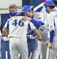 最後を締めたＤｅＮＡ・田中健を温かく迎える三浦監督（撮影・金田祐二）