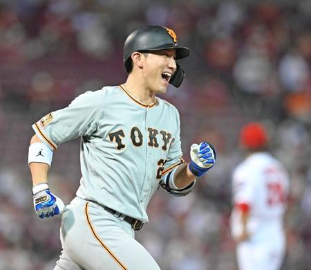 　７回、満面の笑みでベースを回る小林