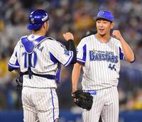 １２日の阪神戦に勝利し、戸柱（左）と喜び合うＤｅＮＡ・田中健＝横浜スタジアム（撮影・西岡正）