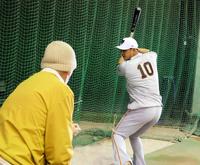 中田に打撃指導する巨人・長嶋終身名誉監督（球団提供）