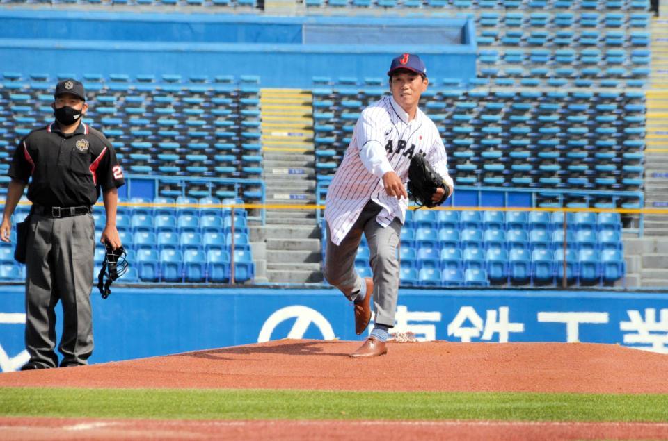 東都大学秋季リーグ戦の開幕試合で始球式を務めた侍ジャパンの井端内野守備・走塁コーチ