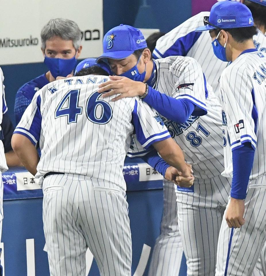 １２日の阪神戦、最後を締めたＤｅＮＡ・田中健を温かく迎える三浦監督（撮影・金田祐二）