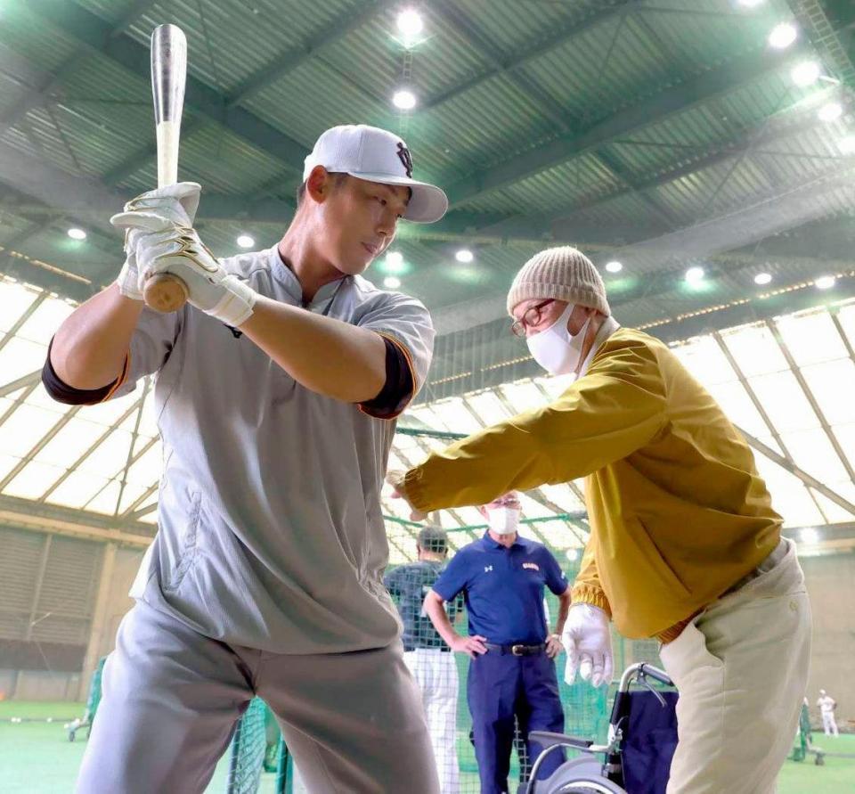 　巨人の中田（左）に打撃指導を行う長嶋元監督＝13日、川崎市のジャイアンツ球場（球団提供）