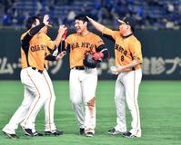 　９回、サヨナラ左犠飛を放ち、ナインから手荒い祝福を受ける岡本和（中央）＝撮影・佐藤厚