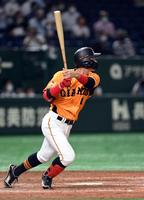 　９回、八百板は中前適時打を放つ（撮影・佐藤厚）