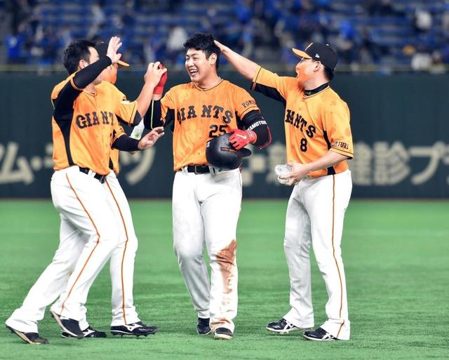 サヨナラ犠飛の巨人・岡本和「僕がランナーやったら走ってない」激走の八百板に感謝