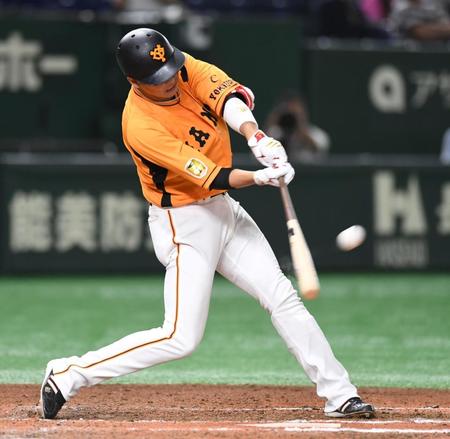 　６回、坂本は右中間に２打席連続の１５号ソロを放つ