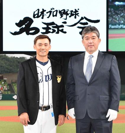 　野茂英雄氏（右）から名球会ブレザーが送られた栗山（代表撮影）