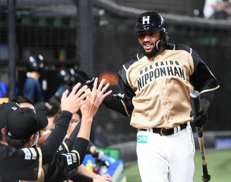 　２回、先制のソロを放ち迎えられるロドリゲス（撮影・堀内翔）