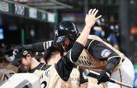 　２回、先制のソロを放ち祝福されるロドリゲス（撮影・堀内翔）