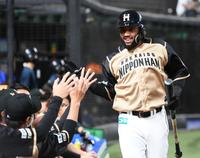 　２回、先制のソロを放ち迎えられるロドリゲス（撮影・堀内翔）