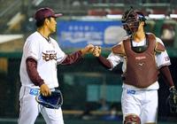 　６回を投げ終え、捕手太田とタッチしてベンチに戻る楽天・則本昂＝楽天生命パーク