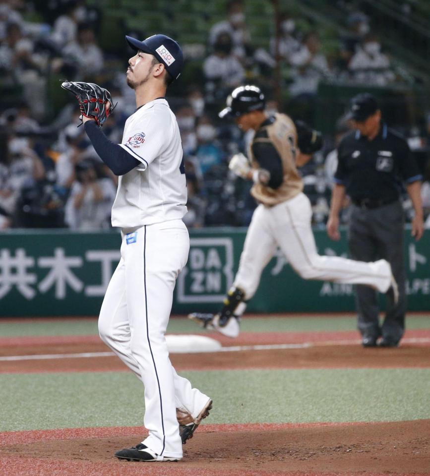 　１回、王柏融（右）に先制２ランを浴びた本田（共同）