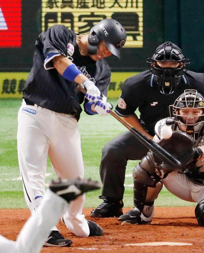 　７回、角中が左中間に適時二塁打を放つ