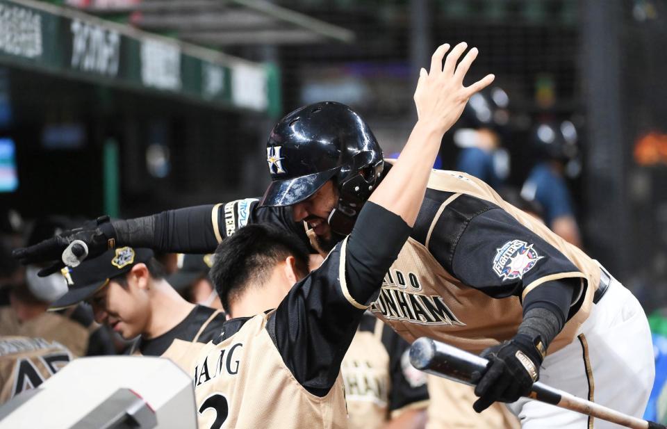 　２回、先制のソロを放ち祝福されるロドリゲス（撮影・堀内翔）