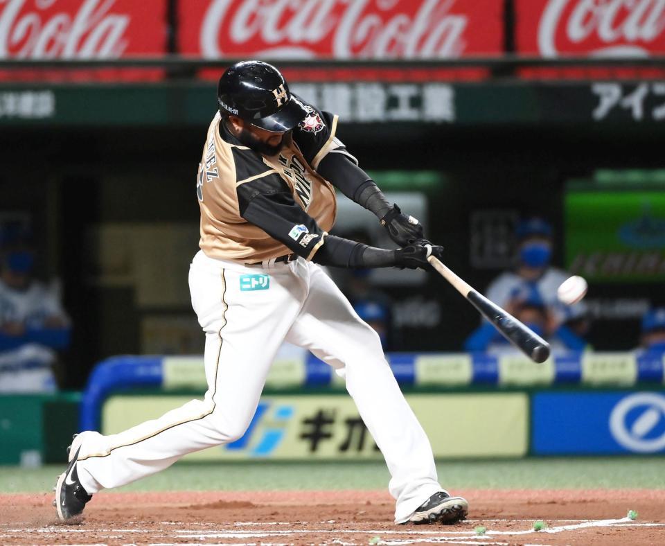 　２回、ロドリゲスが左越えに先制のソロを放つ（撮影・堀内翔）