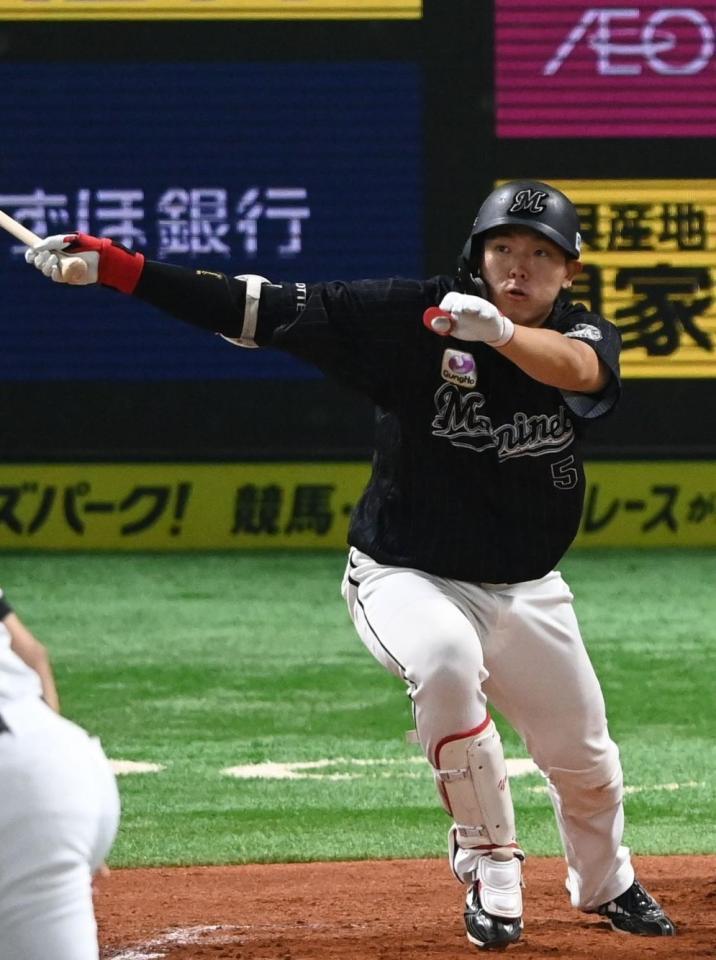 　７回２死一、三塁、マルティネスから右前適時打を放つ代打安田