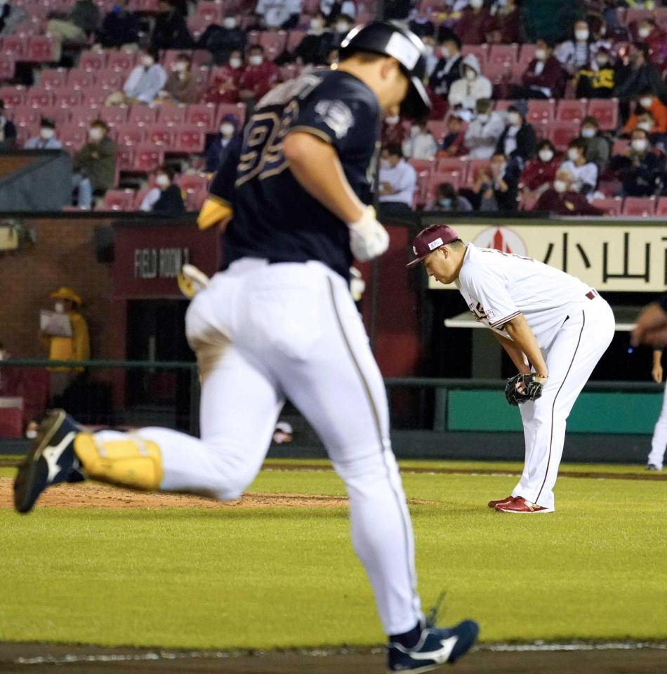 　８回、杉本（左）に勝ち越し２ランを浴びた楽天・安楽（共同）