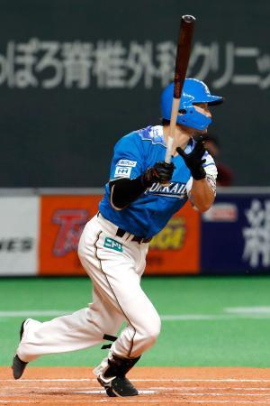 　３回日本ハム２死二塁、西川が右中間に先制三塁打を放つ＝札幌ドーム