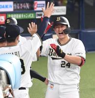 　５回、２ランを放った紅林は笑顔を見せる（撮影・北村雅宏）