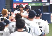 　５回、２ランを放った紅林（中央）がナインに迎えられる（撮影・北村雅宏）