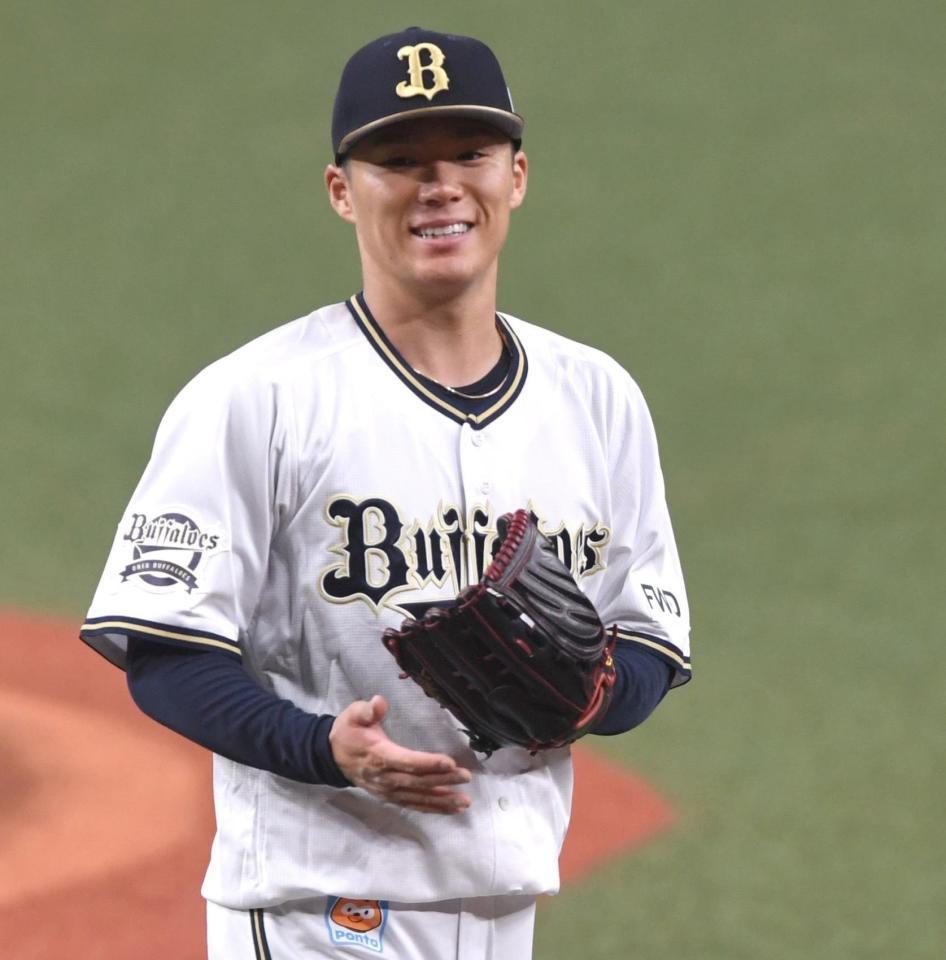 　１回、栗山の打球を西村が好捕し、ほほ笑む山本（撮影・北村雅宏）