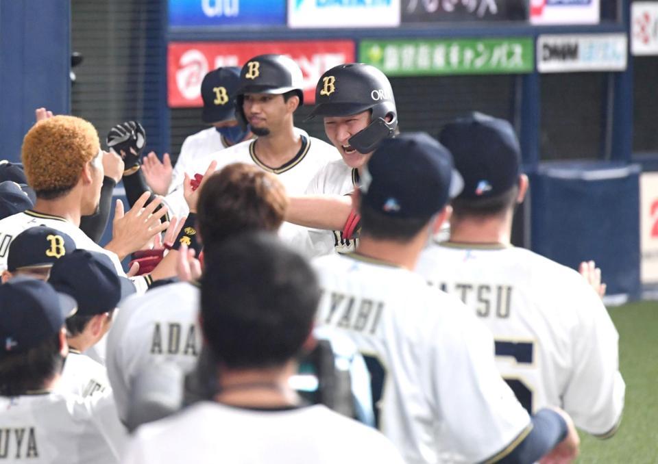 　５回、２ランを放った紅林（中央）がナインに迎えられる（撮影・北村雅宏）