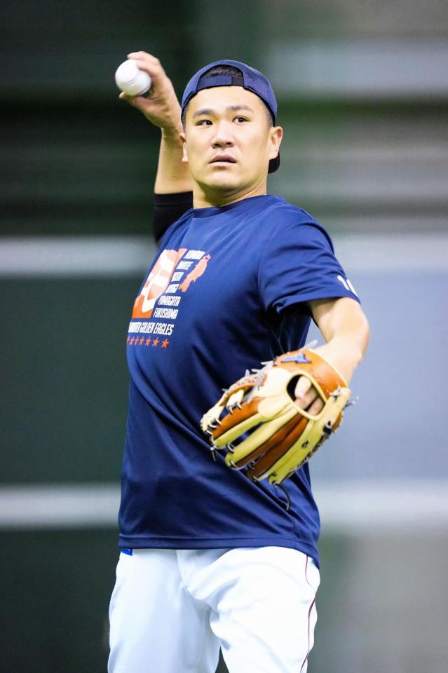 先発予定だった１８日・ソフトバンク戦が中止になったことを受けて、室内練習場で調整する田中将（楽天野球団提供）