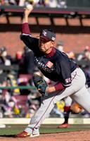 ７回に登板し、４勝目を挙げた楽天・西口＝楽天生命パーク