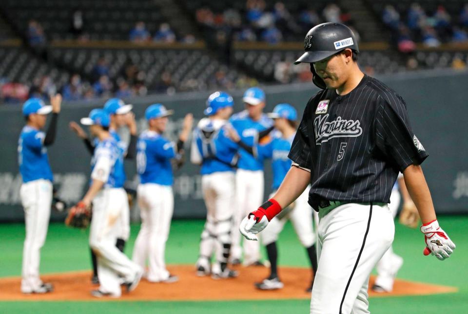 　９回、代打安田が遊飛に倒れ、試合終了。奥はタッチを交わす日本ハムナイン