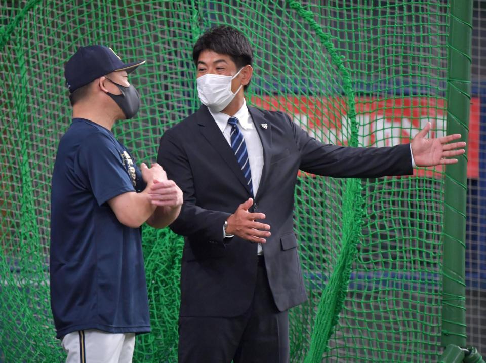 　中嶋監督と話し込む侍ＪＡＰＡＮ・稲葉監督（右）＝撮影・神子素慎一