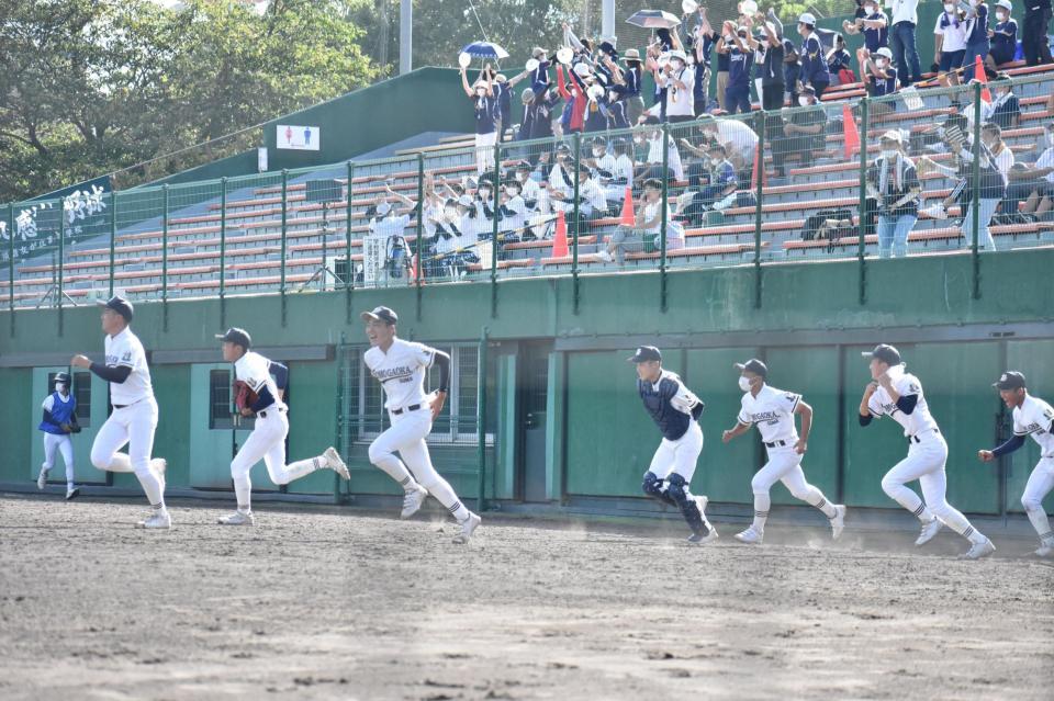 ゲームセットの瞬間、勢いよくベンチを飛び出す須磨友が丘ナイン