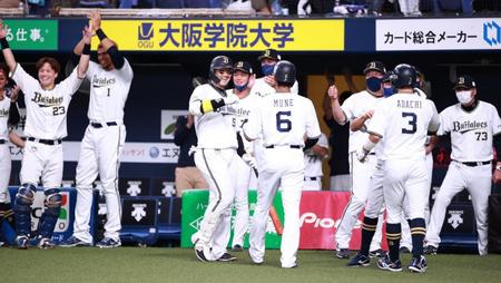 ７回、紅林の逆転タイムリーに沸くオリックスベンチ（撮影・坂部計介）