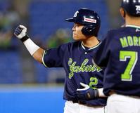 ９回、代打で勝ち越し打を放ち、喜ぶヤクルト・中村＝横浜