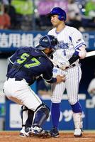 ５回ＤｅＮＡ２死、桑原が空振り三振に倒れる。捕手古賀＝横浜