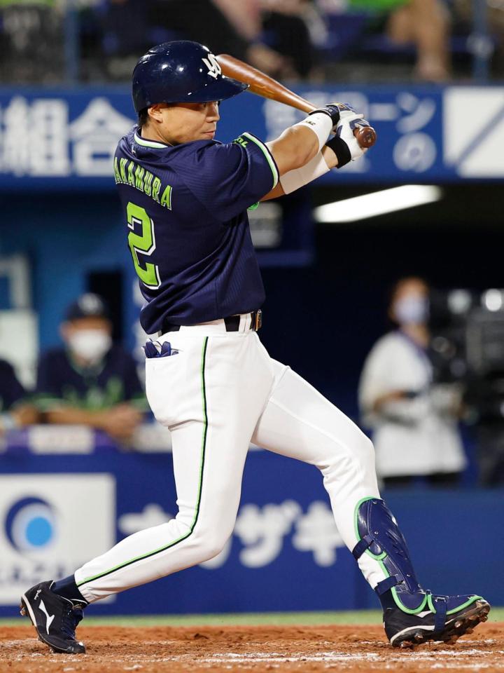 ９回ヤクルト２死一、三塁、代打中村が中前に勝ち越し打を放つ＝横浜