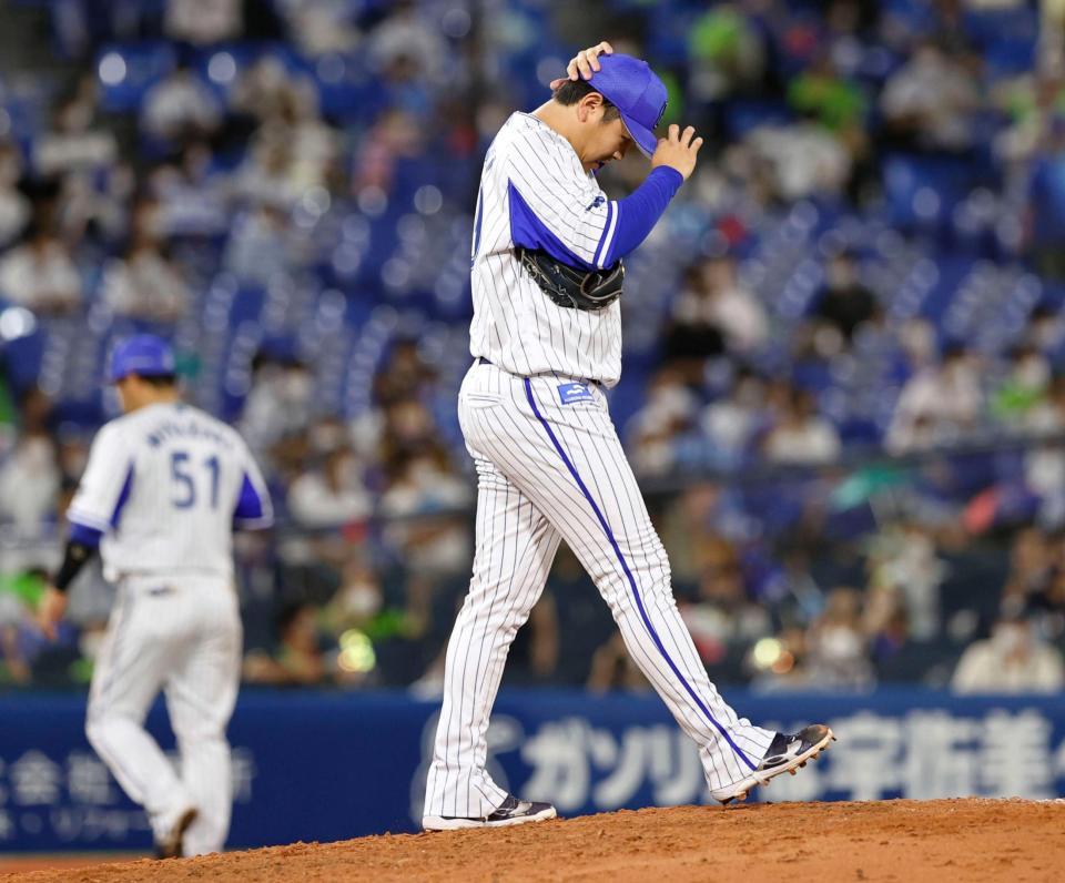 ９回、ヤクルトの代打中村に勝ち越し打を許したＤｅＮＡ・山崎＝横浜