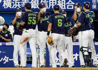 ５連勝を飾り、ナインを迎えるヤクルト・高津監督（左から２人目）＝横浜