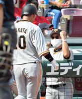 ２回、先制２ランを放った中田（左）を迎える原監督（撮影・立川洋一郎）